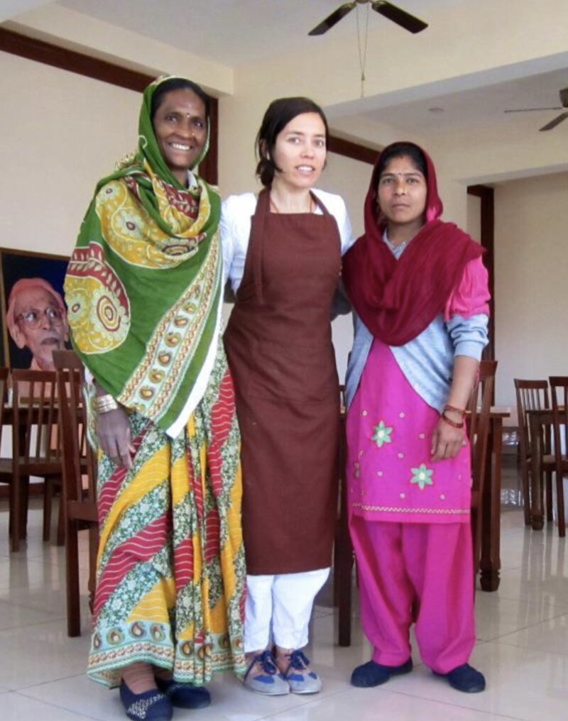 Alejandra en India con mujeres locales