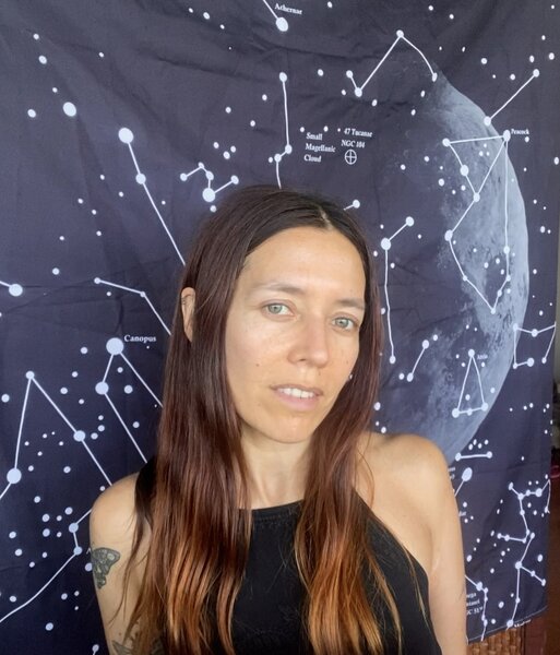 Alejandra Melo — retrato con fondo de constelaciones