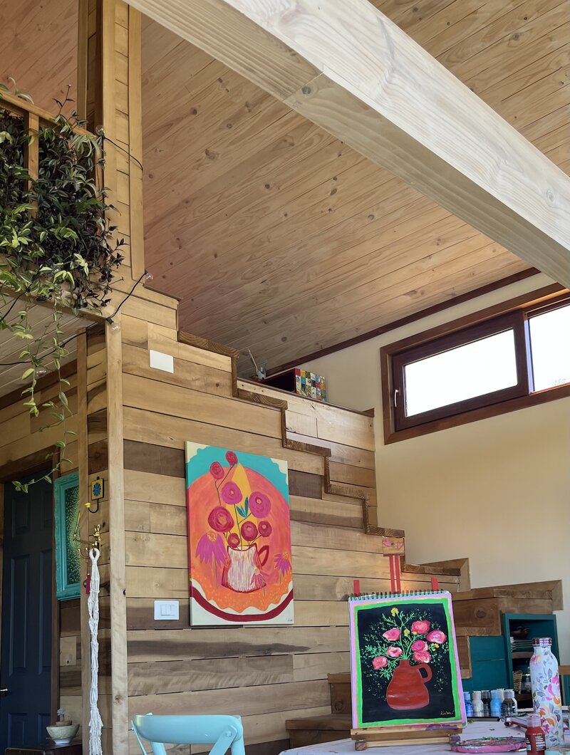 Estudio de arte con cuadros de Alejandra Melo