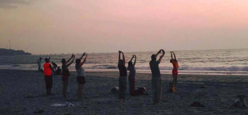 Clase grupal en la playa al atardecer